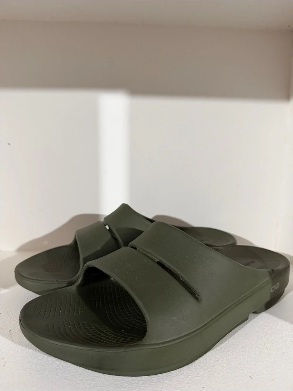 Oofos Ooahh recovery slides olive green Men’s Size 10 Women’s 11